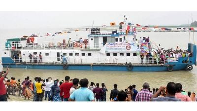 বিকল সি-ট্রাক ঝুঁকি নিয়ে নৌকায় যমুনা পারাপার