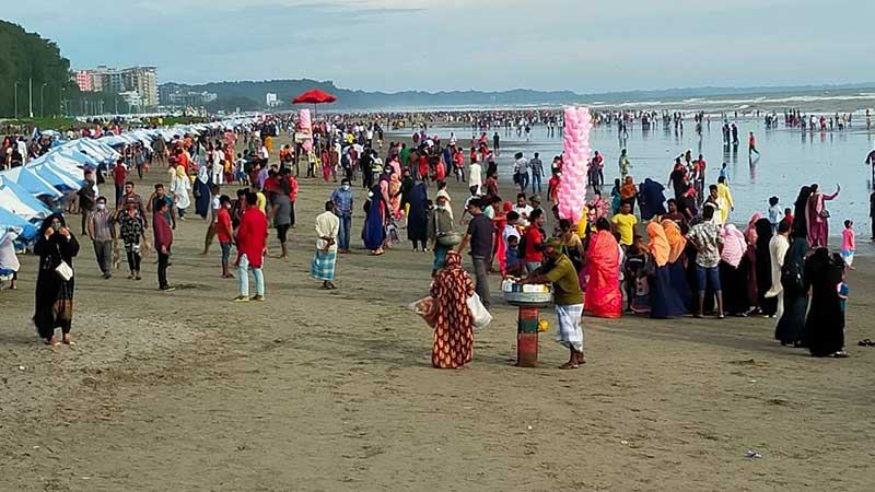 পর্যটক সমাগম বেড়েছে কক্সবাজারে