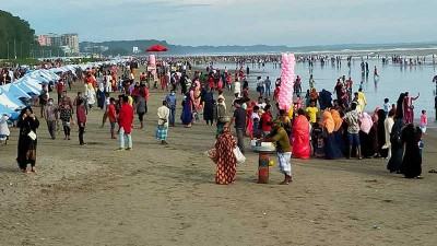 পর্যটক সমাগম বেড়েছে কক্সবাজারে
