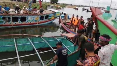 ব্রাহ্মণবাড়িয়ায় দুর্ঘটনায় ডুবে যাওয়া ট্রলার উদ্ধার