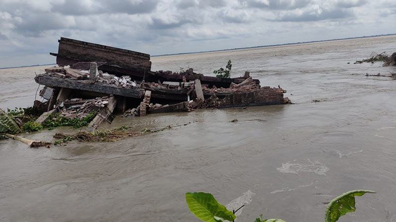 মানিকগঞ্জে পদ্মায় বিলীন ইউনিয়ন স্বাস্থ্যকেন্দ্র