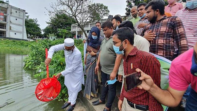 ভালুকায় মাছের পোনা অবমুক্তকরণ