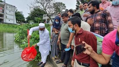 ভালুকায় মাছের পোনা অবমুক্তকরণ