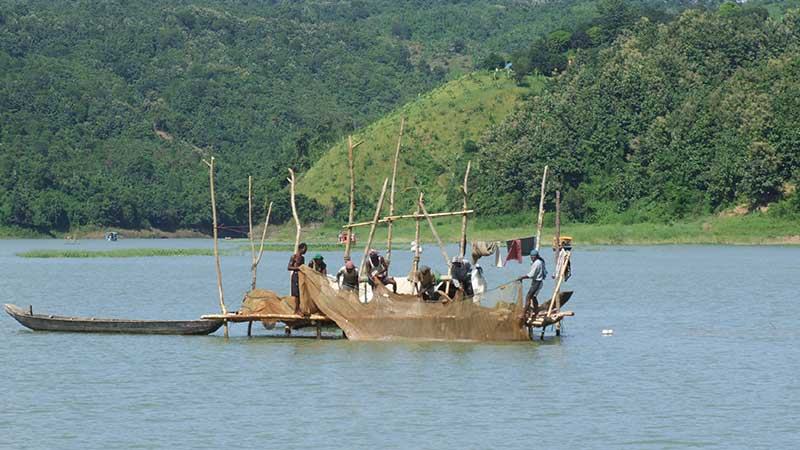 পানিস্বল্পতার মধ্যেই কাপ্তাই হ্রদে মাছ ধরা শুরু