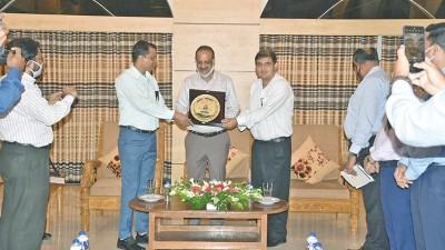 যশোর জেলা প্রশাসক পেলেন শুদ্ধাচার পুরস্কার