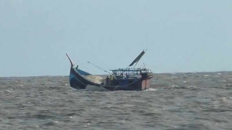 বঙ্গোপসাগর থেকে ভারতীয় ট্রলারসহ ১৩ জেলে আটক