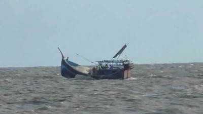বঙ্গোপসাগর থেকে ভারতীয় ট্রলারসহ ১৩ জেলে আটক