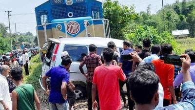 মৌলভীবাজারে ট্রেনের ধাক্কায় ৩ মাইক্রোবাস যাত্রী নিহত