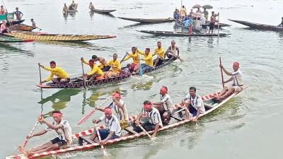 সুুনামগঞ্জের খরচার হাওরে বাইচ