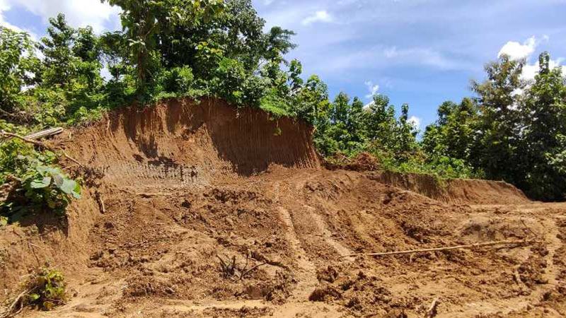 থানচি উপজেলা চেয়ারম্যানের বিরুদ্ধে পাহাড় কাটার অভিযোগ