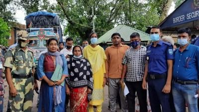 হিলি সীমান্ত দিয়ে ফিরলেন তিন ভারতীয় নাগরিক