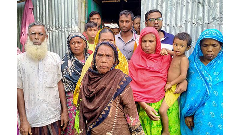 বগুড়ায় ২৩ বছর পর নিখোঁজ মাকে পেয়ে আত্মহারা সন্তানরা