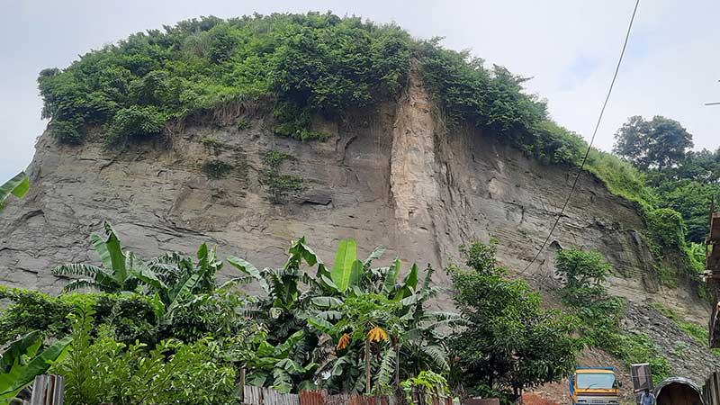 চট্টগ্রামে প্রশাসনের চোখের সামনেই চলছে অবাধে পাহাড় কাটা