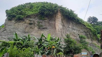 চট্টগ্রামে প্রশাসনের চোখের সামনেই চলছে অবাধে পাহাড় কাটা