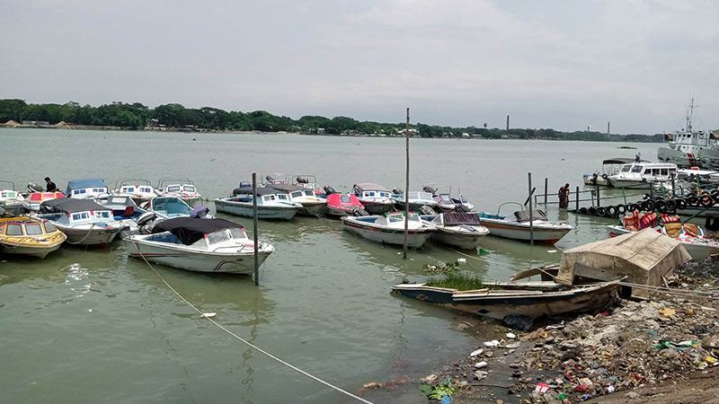 বরিশালে অবৈধ স্পিডবোটে যাত্রী পরিবহন বন্ধে মাঠে প্রশাসন