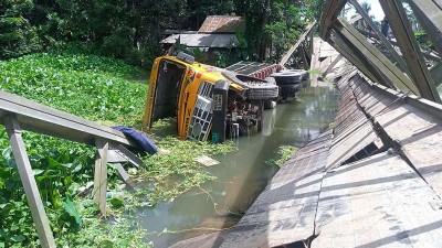 বরিশালে পাথরবাহী ট্রাকের ভারে সেতু ভেঙে খালে
