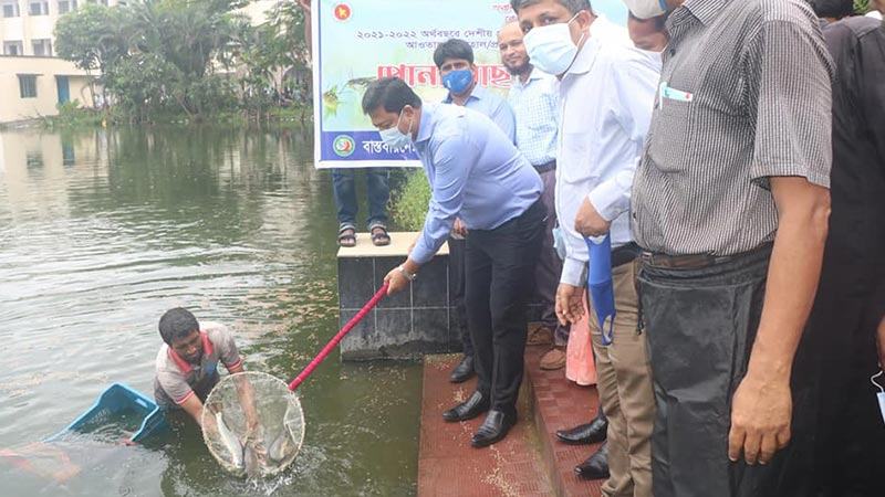 বরিশালে মাছের পোনা অবমুক্ত
