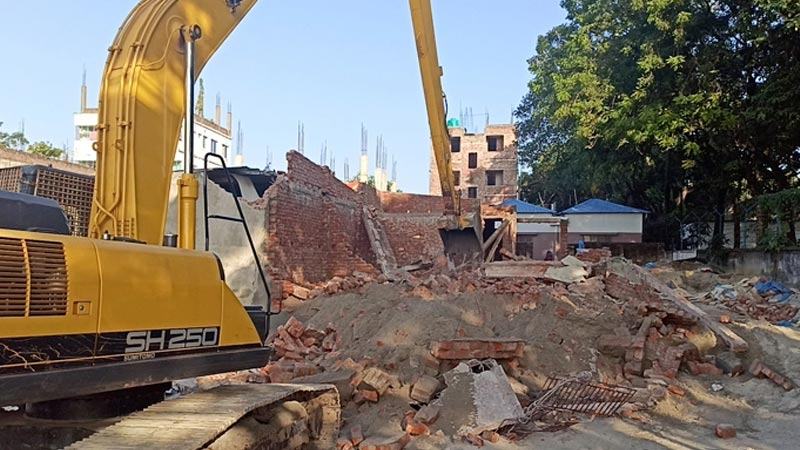 শীতলক্ষ্যার তীরে অবৈধ স্থাপনা উচ্ছেদ অভিযান