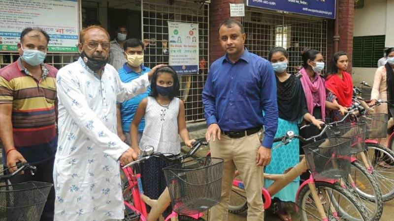 ঝিনাইদহে আদিবাসী ছাত্রীরা পেল বাইসাইকেল
