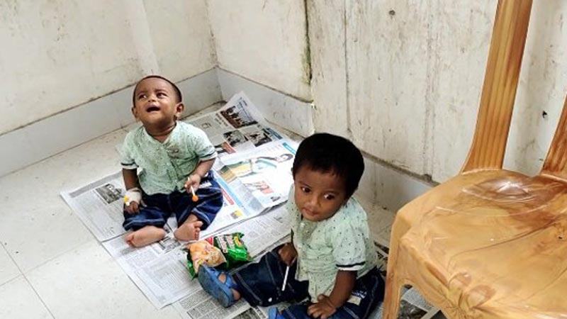 দুই শিশুপুত্রকে এসপি অফিসের সামনে ফেলে রেখে মায়ের প্রতিবাদ