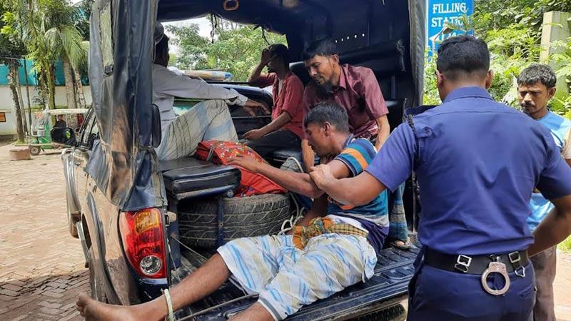 মাইক্রোবাসে বিস্ফোরণ নোয়াখালীতে ৪ পুলিশ সদস্য আহত