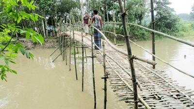 ৬ গ্রামের মানুষের চলাচলে ভরসা বাঁশের সাঁকো