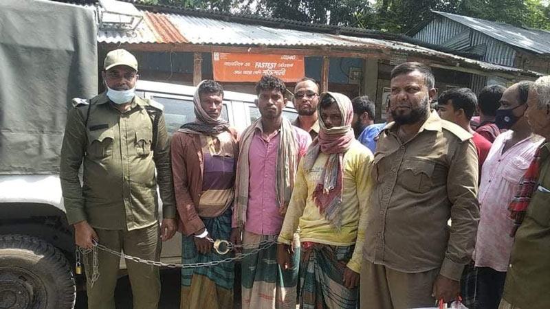 সুন্দরবনে বিষ দিয়ে মাছ আহরণ, আটক ৩