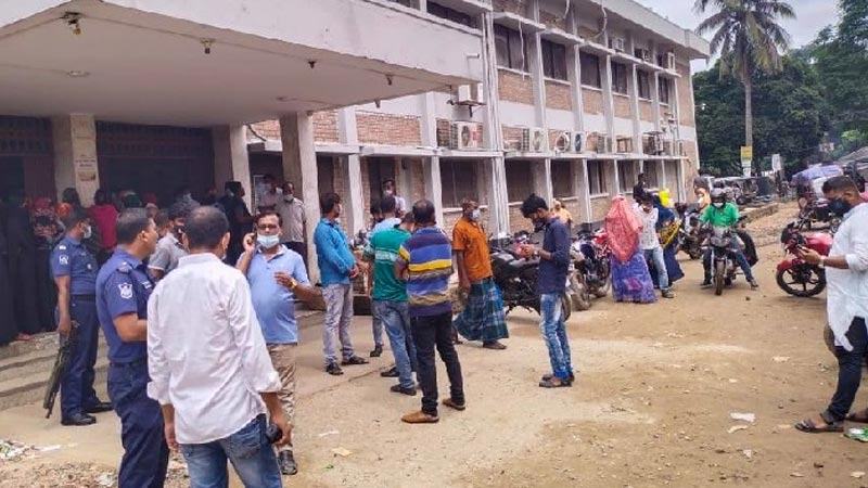 নাটোরে টেন্ডার শিডিউল ছিনিয়ে নেয়ার অভিযোগ