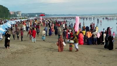 ছুটির দিনে কক্সবাজার সৈকতে পর্যটকের ঢল
