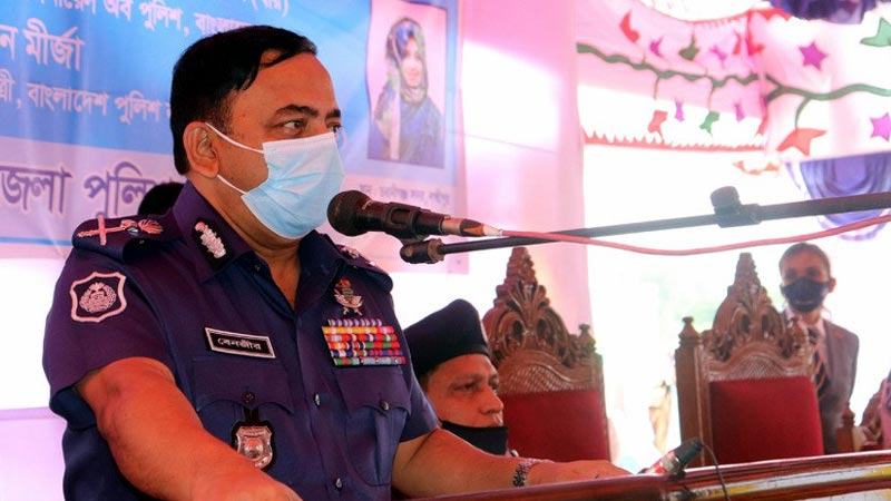 হাজারটা গুজবের মাঝে একটি মানবিক সংবাদ অনেক মূল্যবান —লক্ষ্মীপুরে আইজিপি
