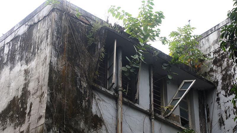 ১৩ ভবনের ১০টিই জরাজীর্ণ ঝুঁকি নিয়ে চলছে কার্যক্রম