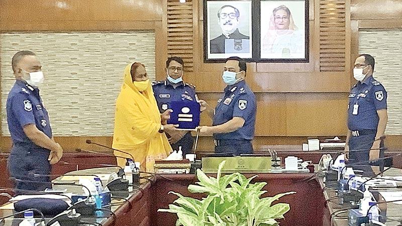 টিএমএসএসের নির্বাহী পরিচালককে আইজিপির সম্মাননা
