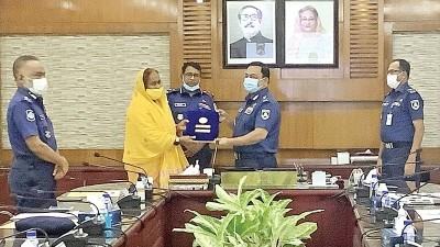 টিএমএসএসের নির্বাহী পরিচালককে আইজিপির সম্মাননা