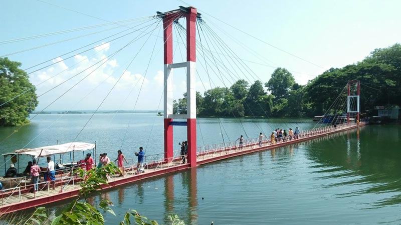 নিষেধাজ্ঞা অমান্য করে ঘুরে বেড়াচ্ছে পর্যটকরা