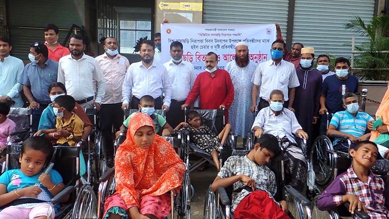 ঝিনাইদহে হুইলচেয়ার ও সাদাছড়ি বিতরণ
