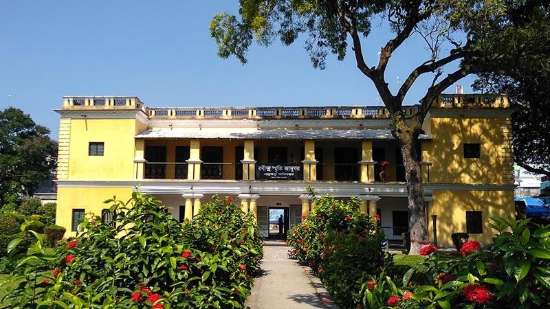 সিরাজগঞ্জে রবীন্দ্র কাছারিবাড়ি পরিদর্শন করলেন পর্যটনমন্ত্রী