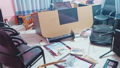 ভোলাহাটে ইউপি চেয়ারম্যানের অফিসে হামলা, আটক ৯
