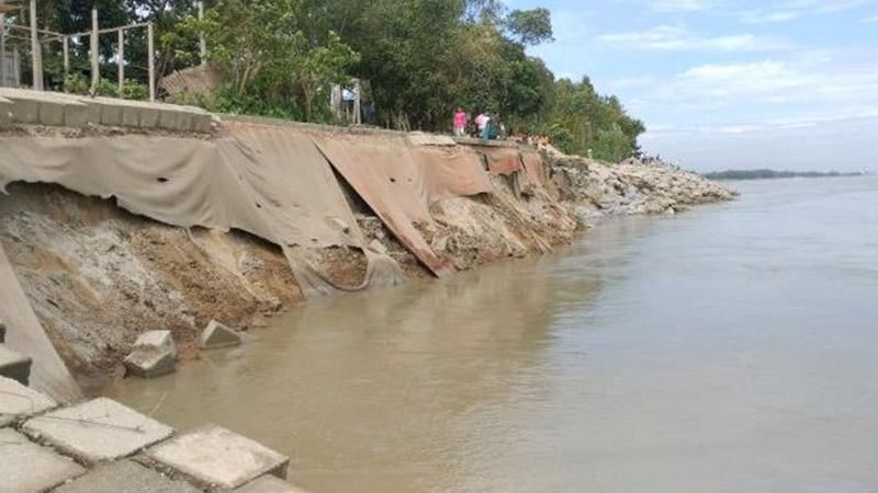 কাজীপুরে যমুনার তীর সংরক্ষণ বাঁধে ধস