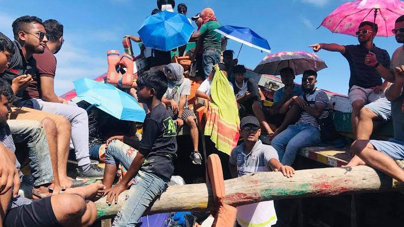সেন্টমার্টিনে আটকে পড়া পর্যটকরা ফিরেছেন