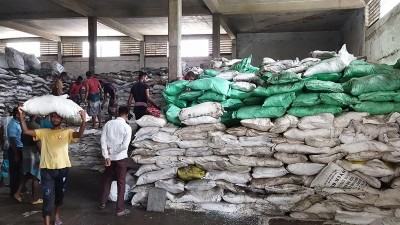 জমাট বাঁধা ইউরিয়া সার ক্রয়ে বাধ্য হচ্ছেন ডিলার-কৃষক