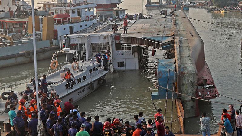 পাটুরিয়ায় এখনও পৌঁছেনি উদ্ধারকারী জাহাজ প্রত্যয়