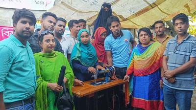 ফেসবুক পোস্টের কল্যাণে সেলাই মেশিন পেলেন ইমা