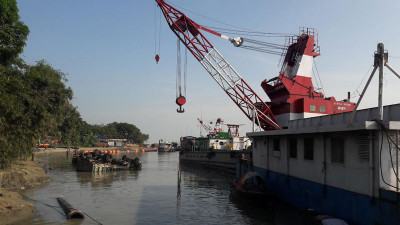 পাটু‌রিয়ায় ডু‌বে যাওয়া ফে‌রি উদ্ধা‌র অভিযান আপাতত বন্ধ
