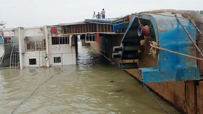 পাটুরিয়ায় ডুবে যাওয়া ফেরি উদ্ধার অভিযান স্থগিত