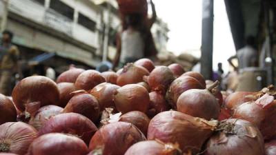 হিলি স্থলবন্দরে ৩০ টাকায় নামলো পেঁয়াজের দাম