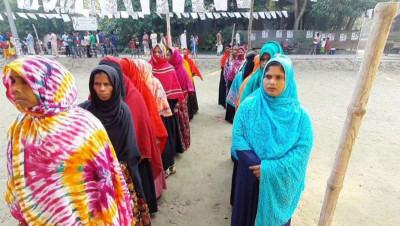 সিরাজগঞ্জ-৬ আসনের উপ-নির্বাচনে ভোট গ্রহণ চলছে