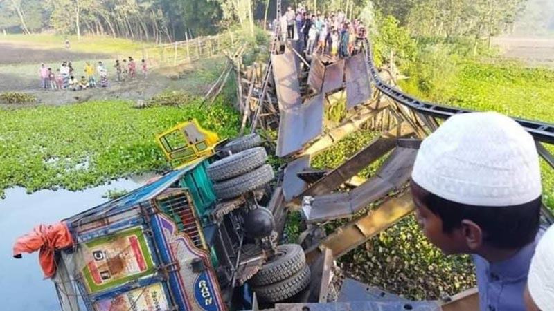 সরিষাবাড়ীতে সেতু ভেঙে ট্রাক খালে