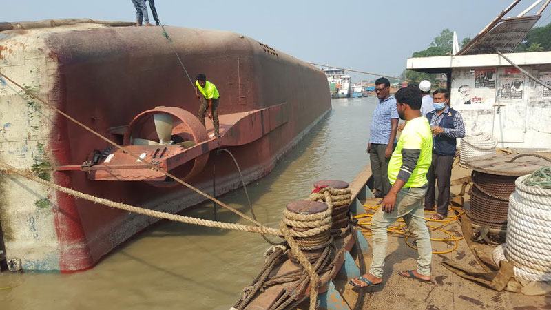 পাটুরিয়ায় ডুবে যাওয়া ফেরি উদ্ধারে আরও সময় লাগবে