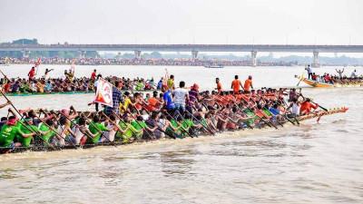 মাগুরায় মধুমতী নদীতে বর্ণিল বাইচ