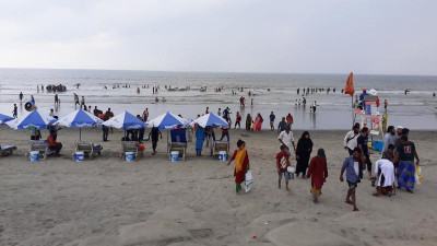 কক্সবাজারে আটকে পড়া পর্যটকরা বিপাকে